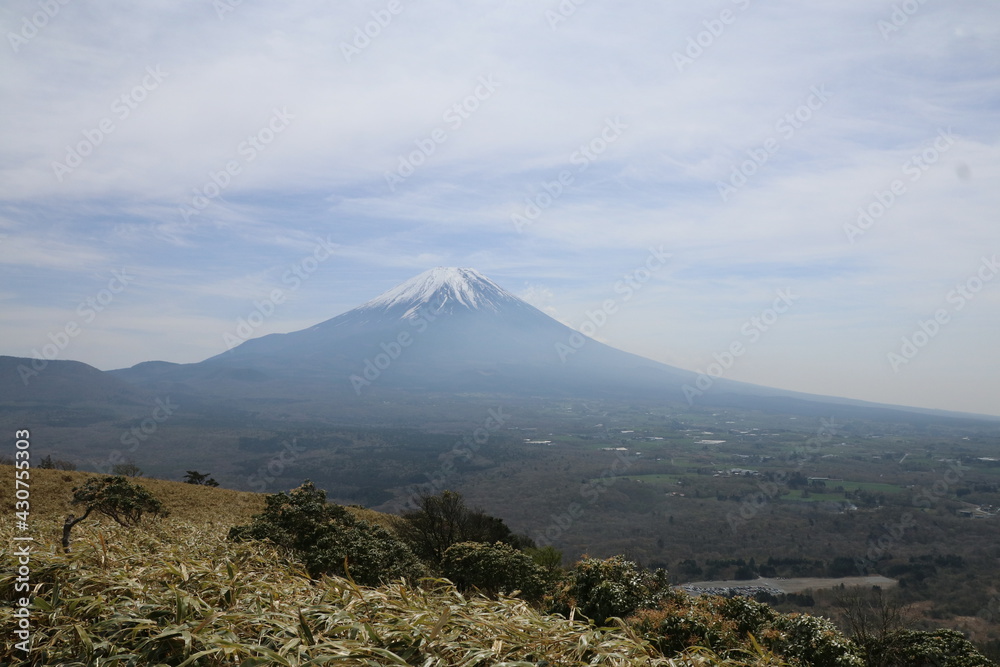 竜ヶ岳からの風景　　富士山　　富士五湖の本栖湖の南にある竜ヶ岳(1485m)は、初心者でも上りやすい山。富士山を間近に見え、絶景が楽しめる。
