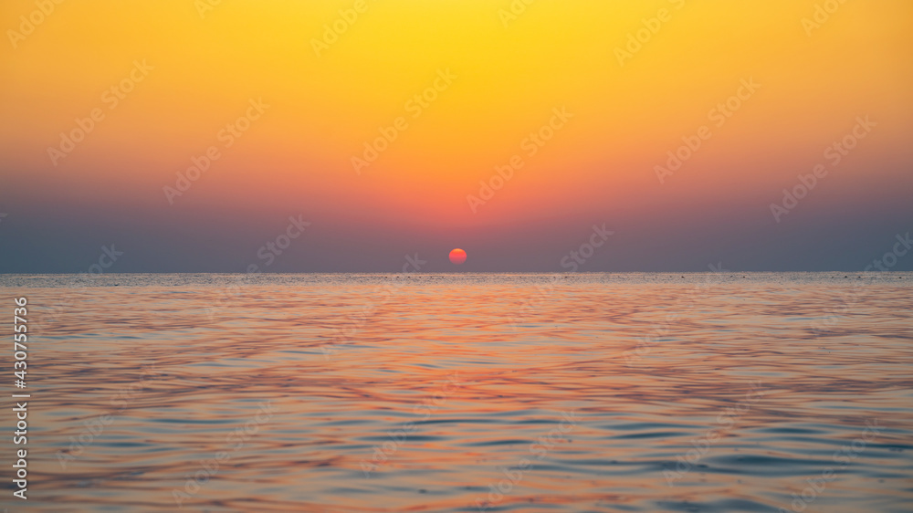 Obraz premium Colorful vibrant ocean beach sunrise during a summer day. beautiful sunrise
