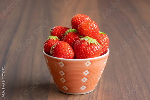 和風な赤い器に、新鮮ないちごを入れたイメージカット