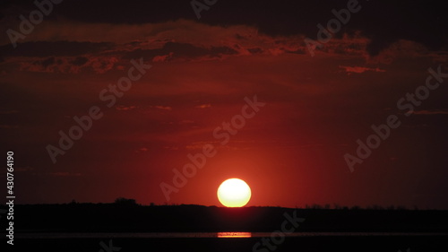 Piękny czerwono-pomarańczowy zachód słońca latem