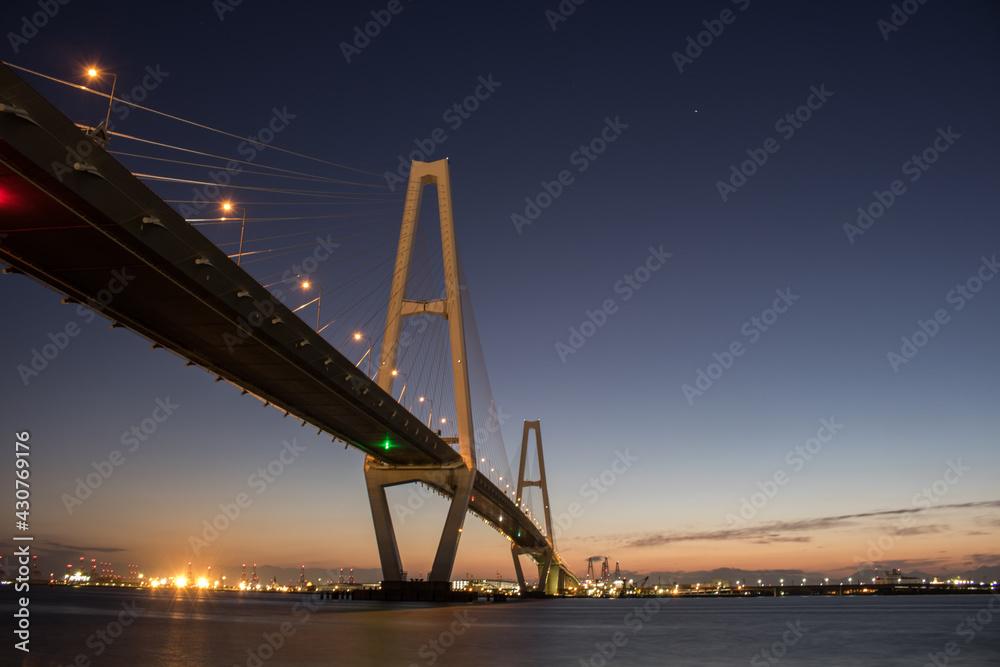 夕陽れ時の名港大橋（トリトン）