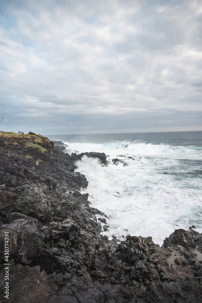 Obraz premium waves crashing on rocks