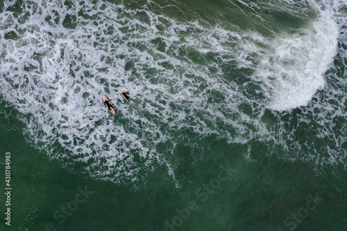 surfista sobre una tabla con el mar agitado 