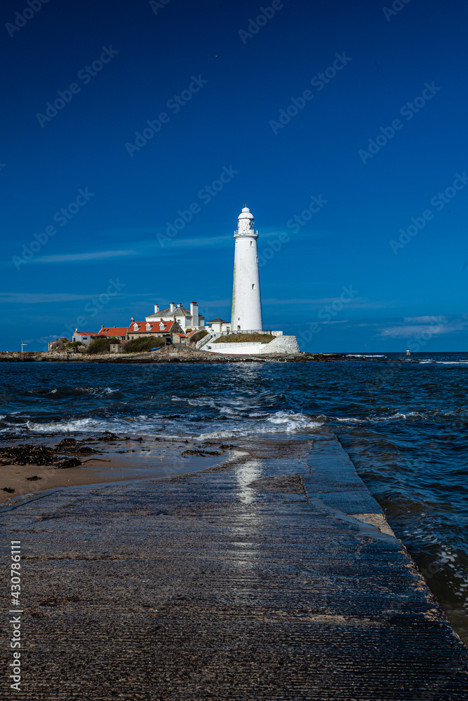 Fototapeta premium Blue sky above St. Mary's Lighthouse at Witley Bay