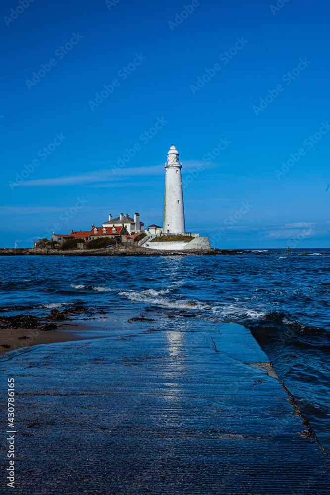 Fototapeta premium Blue sky above St. Mary's Lighthouse at Witley Bay