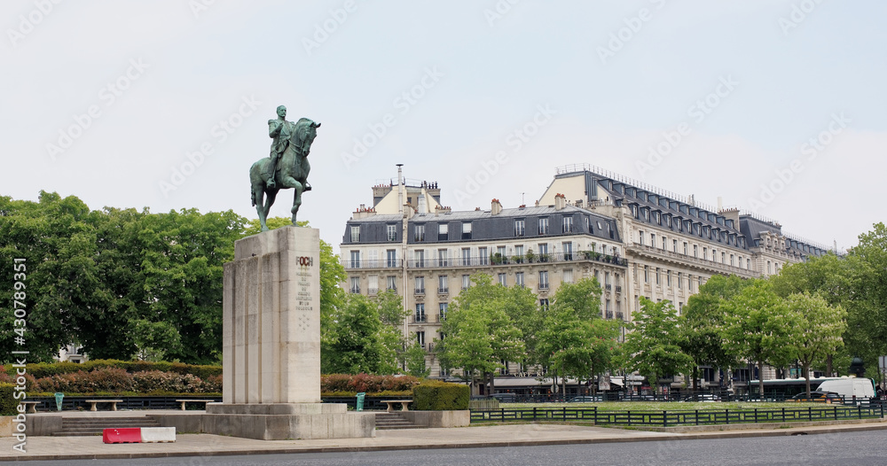 Fototapeta premium Equestrian statue of Marshal Foch in Trocadero Square