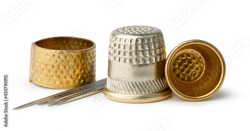 Bilde på lerret Metal sewing thimble isolated on white