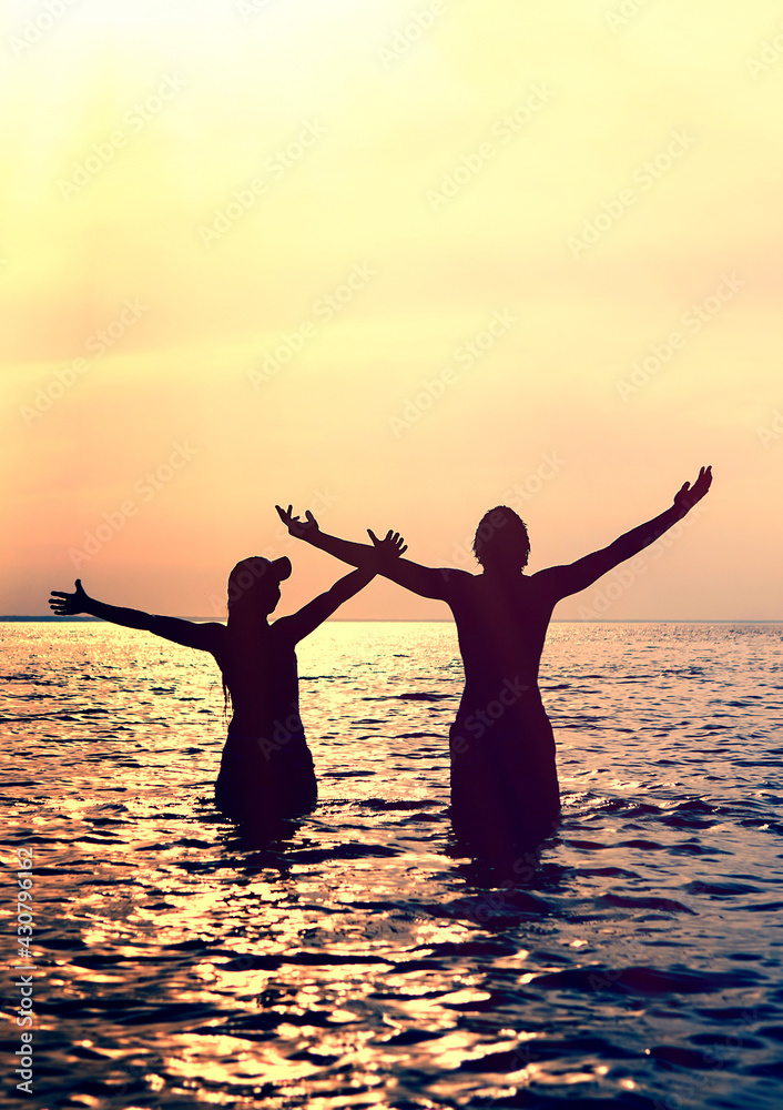 Fototapeta premium Happy Couple in the Water