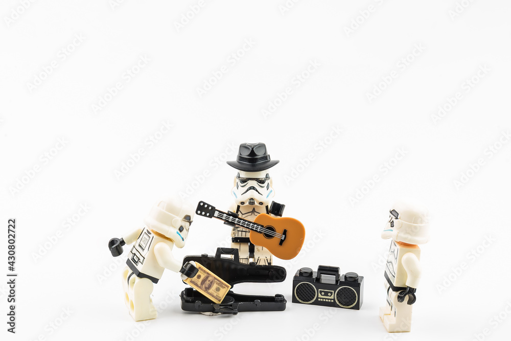 2021 : Lego Star Wars plays hat music 