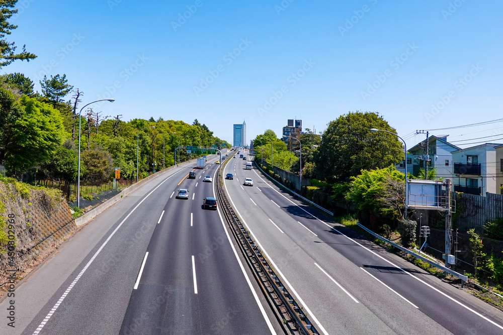 都心に向かって伸びる東名高速道路（上り方向、東京IC、東名起点付近）