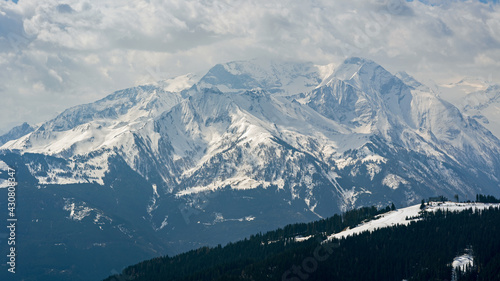 Konstfotografi beautiful sunrise with view of the snowcapped alps with blue sky and clouds
