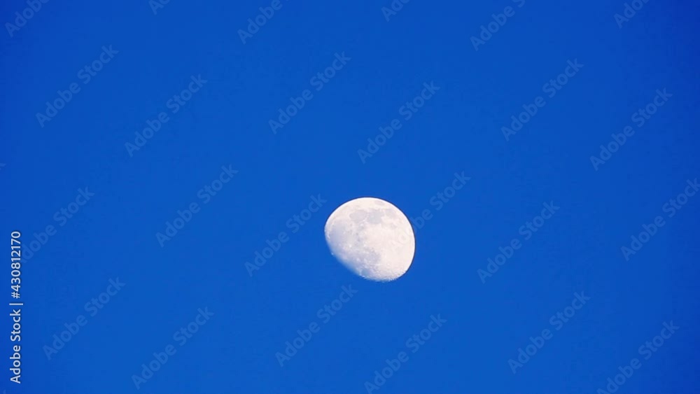 Der Mond bei klarem Himmel Der Mond bei klarem Himmel
