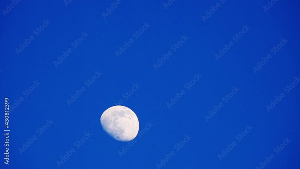 Der Mond bei klarem Himmel Der Mond bei klarem Himmel