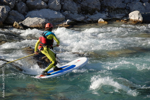 Wildwasser stand up paddeln auf der Isar