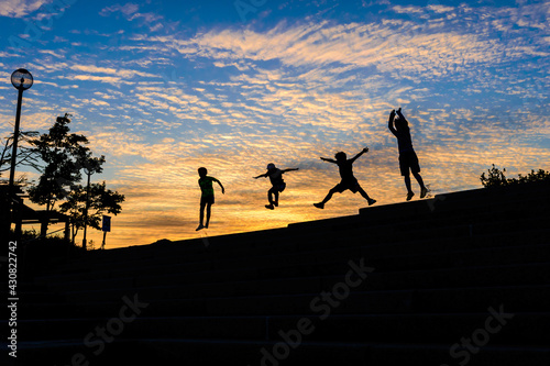 夕焼け雲とジャンプする少年たち、4月24日、宝塚市北公園、日本