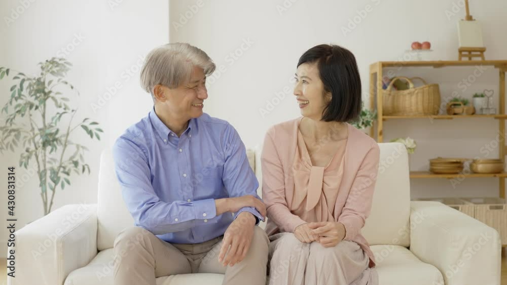 リビングで話をする中高年夫婦