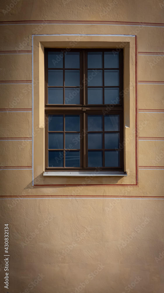 Fenster vertikal ausgerichtet in einer barocken Wand Fenster vertikal ausgerichtet in einer barocken Wand