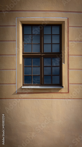 Fenster vertikal ausgerichtet in einer barocken Wand