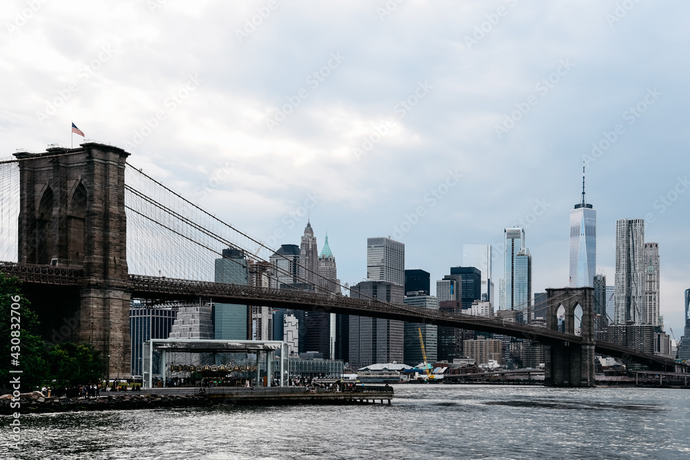 Obraz premium Iconic View of New York City with Brooklyn Bridge, East River and Downtown of Manhattan