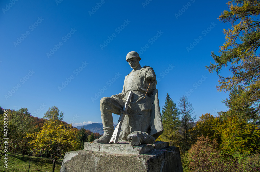 Fototapeta premium Pass Nemchich. Carpathians. Ukraine. October 11, 2013; A destroyed monument to a Soviet soldier among the Carpathian mountains.