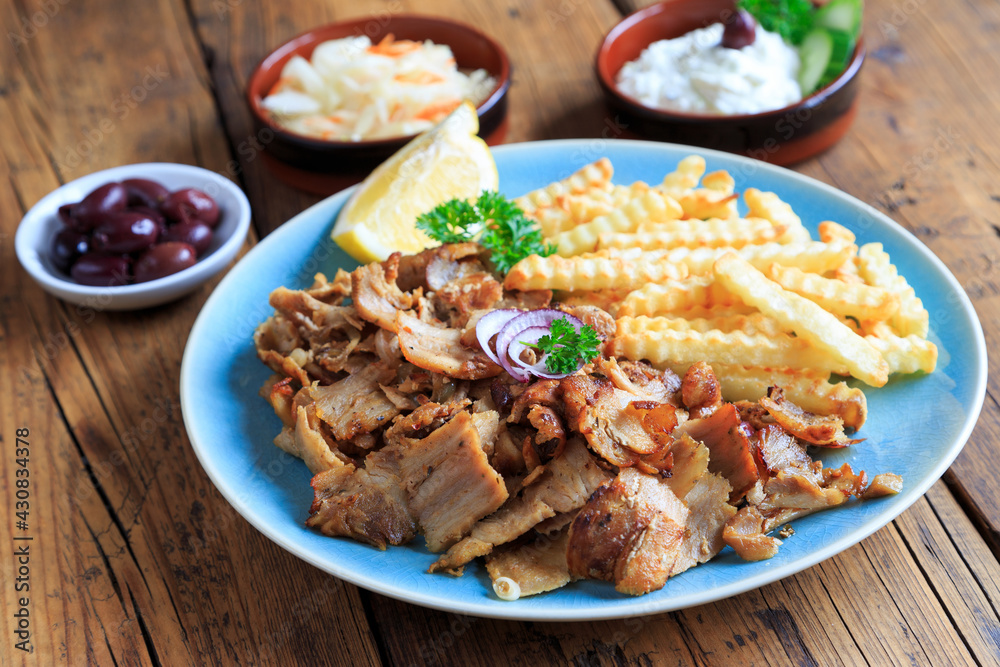 Gyros Teller mit Pommes und Beilagen Gyros Teller mit Pommes und Beilagen
