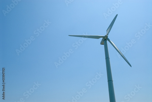 風力発電の風車と太陽 クリーンエネルギー 再生可能エネルギー
