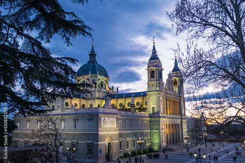 Side view of Santa María la Real de La Almudena, Madrid's Catholic cathedral, at dusk.