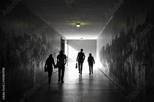 personas paseando por un tunel subterraneo 6845-as21
 photo