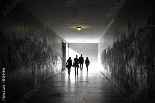 personas paseando por un tunel subterraneo 6851-as21
 photo