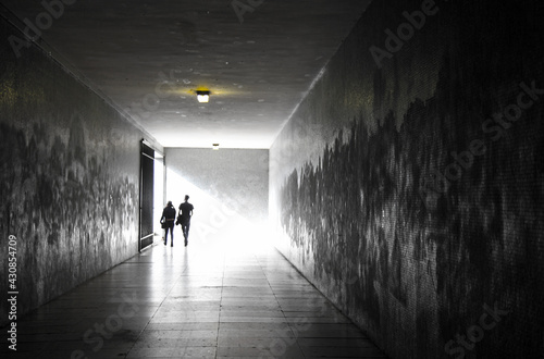 personas paseando pareja por un tunel subterraneo 6857-as21
 photo