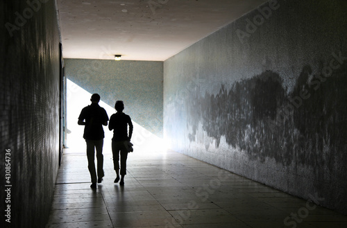 personas paseando pareja por un tunel subterraneo 6858-as21
 photo