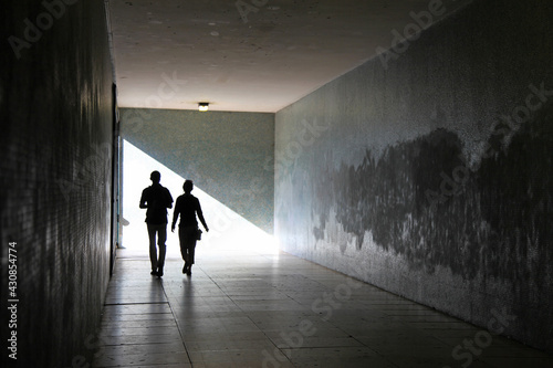 personas paseando pareja por un tunel subterraneo 6861-as21
 photo