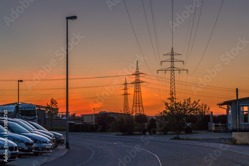 Strommasten einer   berlandleitung bei Sonnenuntergang