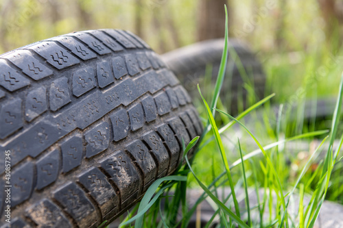 Umweltverschmutzung  Entsorgung von Reifen in der Natur