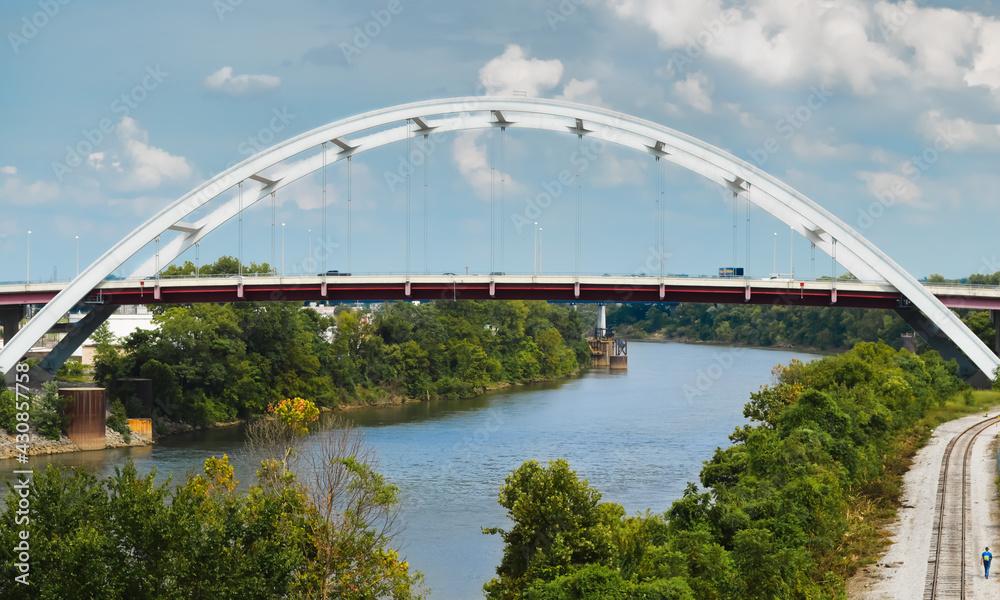 Fototapeta premium Nashville Tennessee Korean Veterans Memorial Bridge over Cumberland River