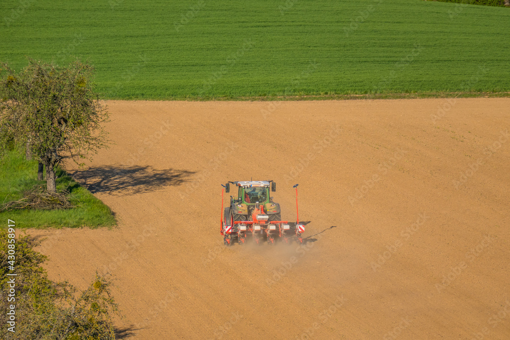 Fototapeta premium Traktor bei der Arbeit auf dem Feld
