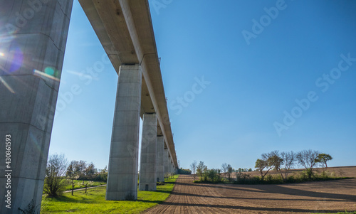 Eisenbahnbrücke einer Schnellbahntrasse © focus finder