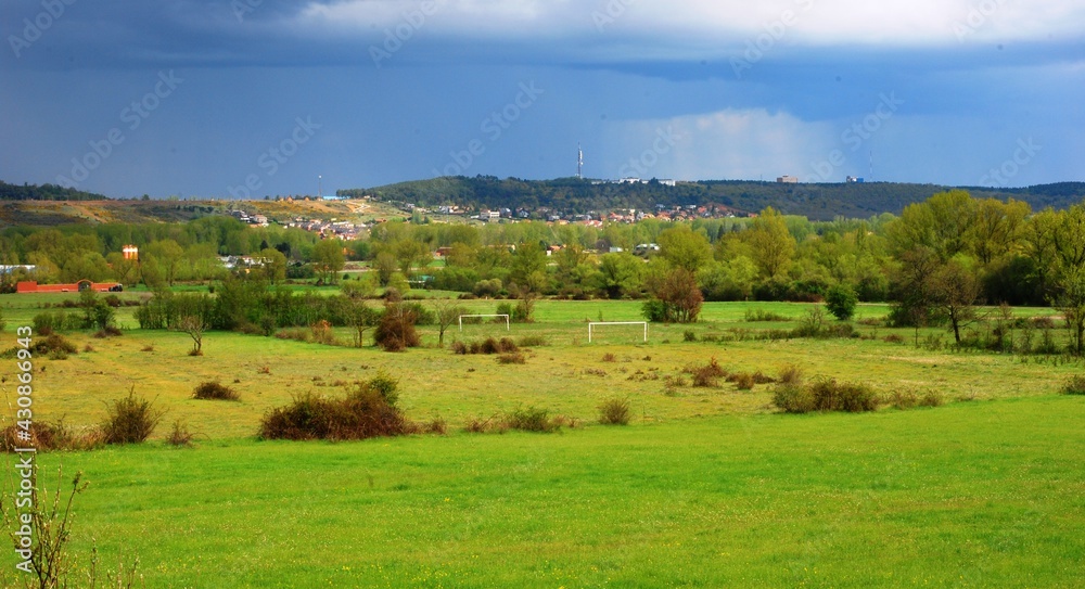 Obraz premium pradera verde primavera nubes 