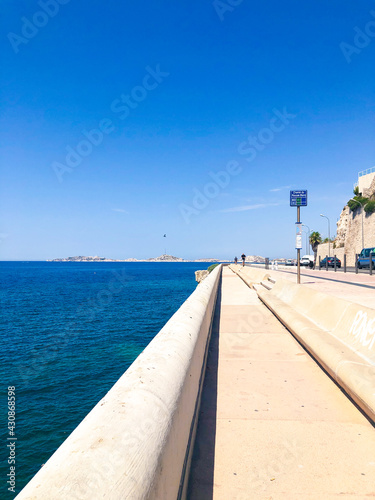 Cuadro en lienzo Le plus long banc du monde : la corniche du président John Fitzgerald Kennedy à
