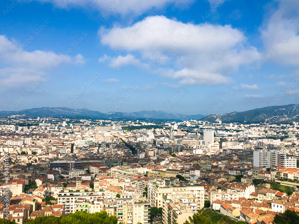 Vue panoramique de Marseille depuis la bonne mère. 
