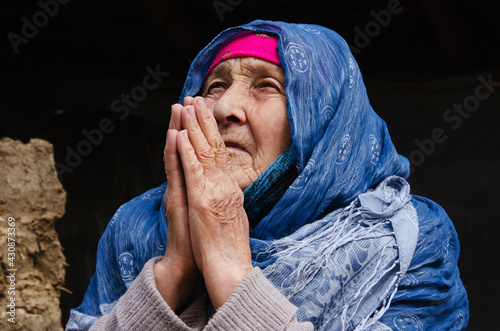 Foto Old grandmother in prayer portrait photo