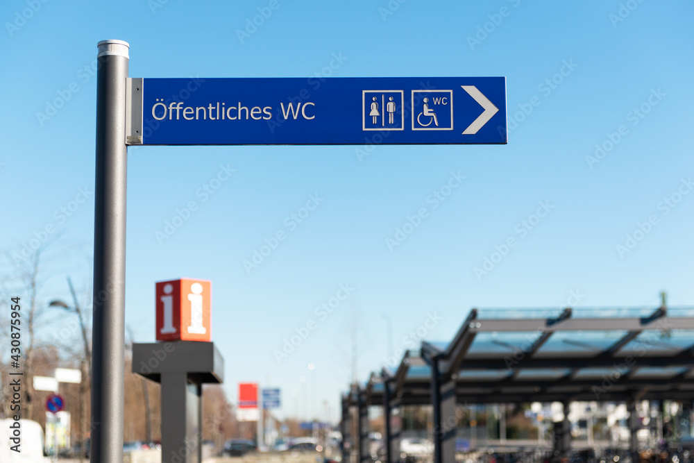 Obraz premium schild information wc toilette behindert öffentlich leitsystem barrierefrei sanitär