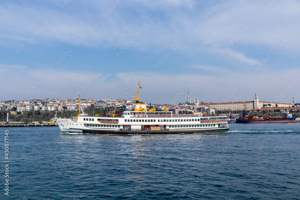 Kadikoy - Eminönü ferry and Istanbul with sea view