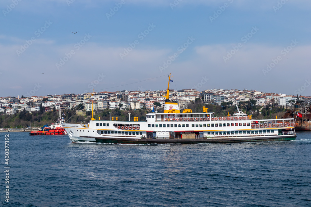 Kadikoy - Eminönü ferry and Istanbul with sea view