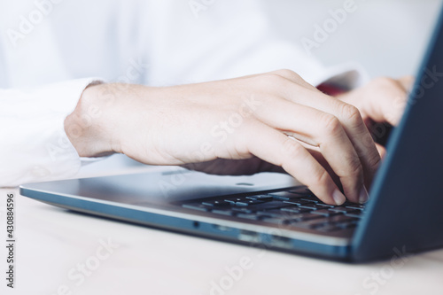 Programador informático mano escribiendo en el teclado, concepto de negocio de tecnología, de cerca