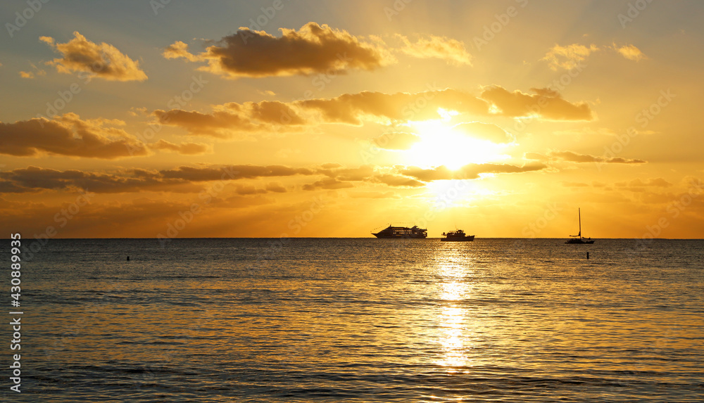 Cruise at sunset - Oahu, Hawaii