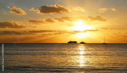 Cruise at sunset - Oahu  Hawaii