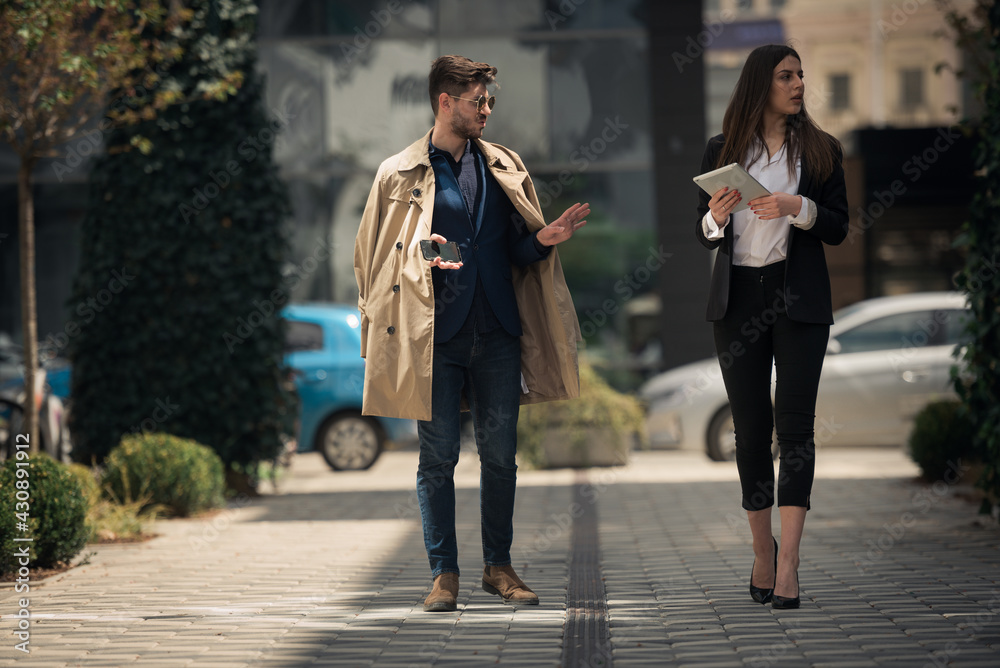 Naklejka premium Walking and talking about their new company