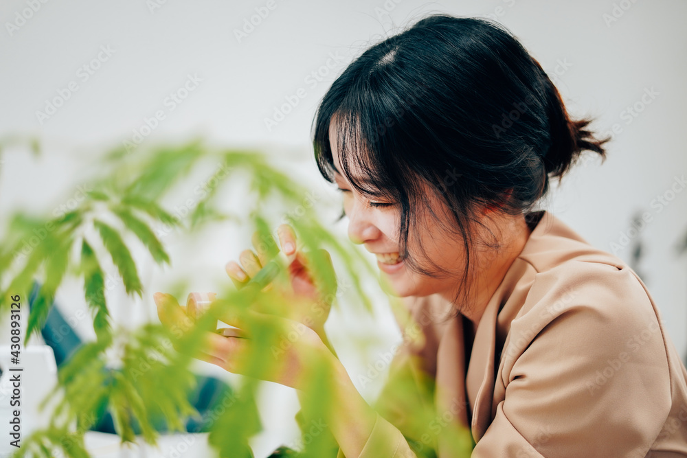 笑顔でメイクをする若い女性 笑顔でメイクをする若い女性