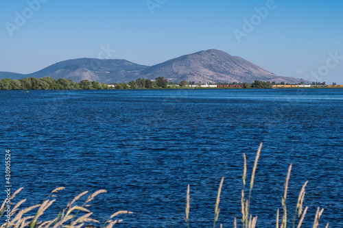 Quadro su tela A view of Stukel Mountain across Lake Ewauna on a sunny day in Klamath Falls, Oregon